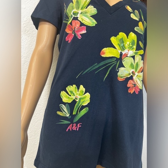 Abercrombie & Fitch Navy Blue Tropical
Floral Knit V Neck Size Medium - Picture 2 of 14